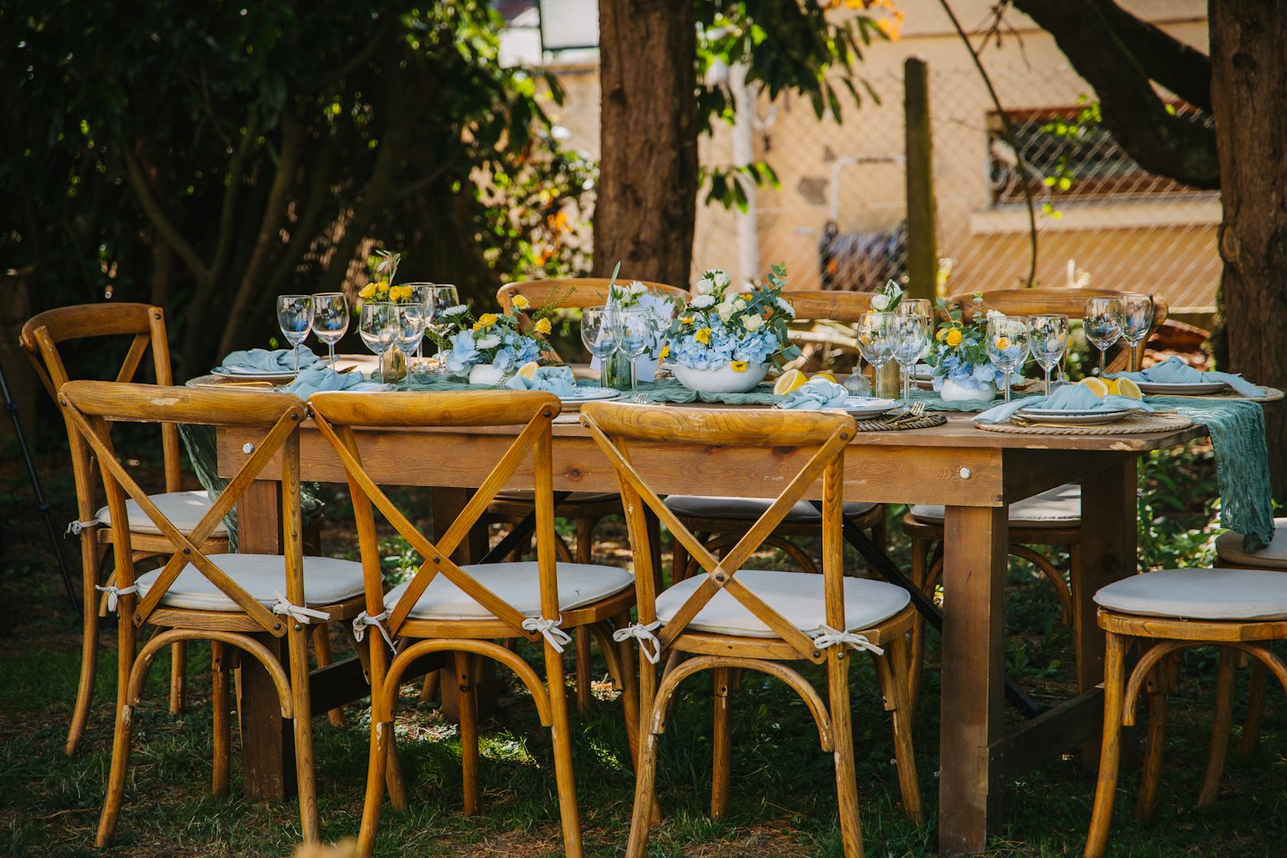 Une table de jardin décorée et dressée pour un événement.